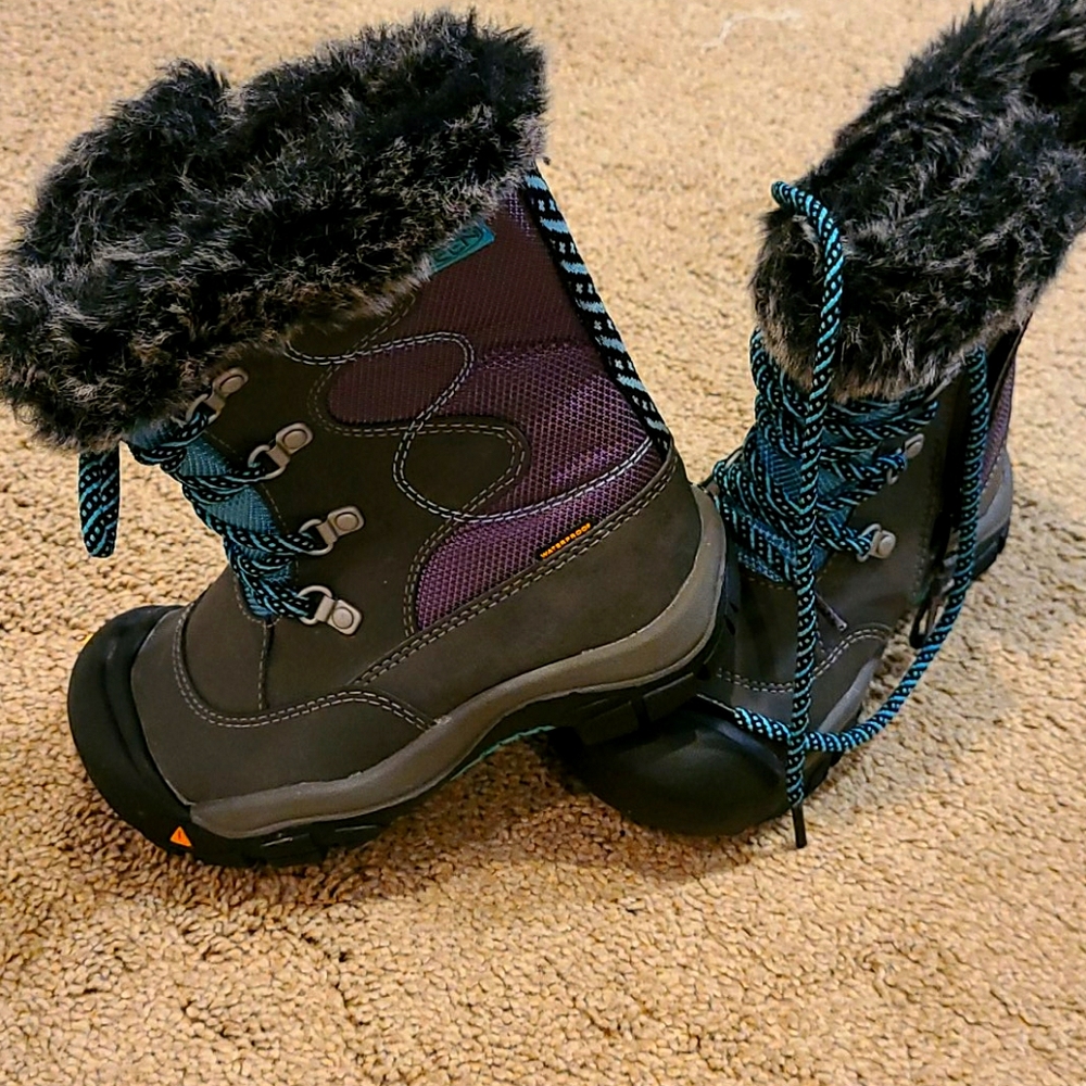 Never worn keen snow boots